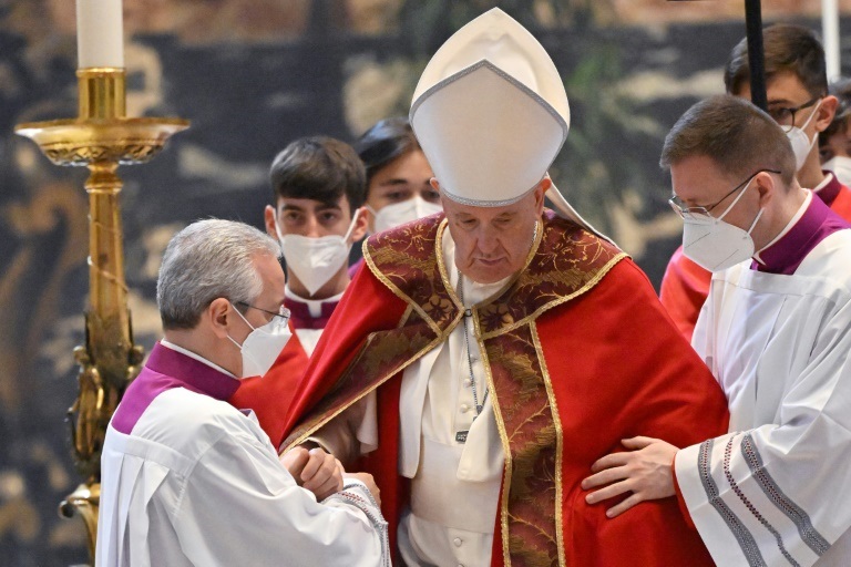 البابا فرنسيس كما بدا في 25 نيسان/أبريل 2022 في كاتدرائية القديس بطرس في الفاتيكان (ا ف ب)