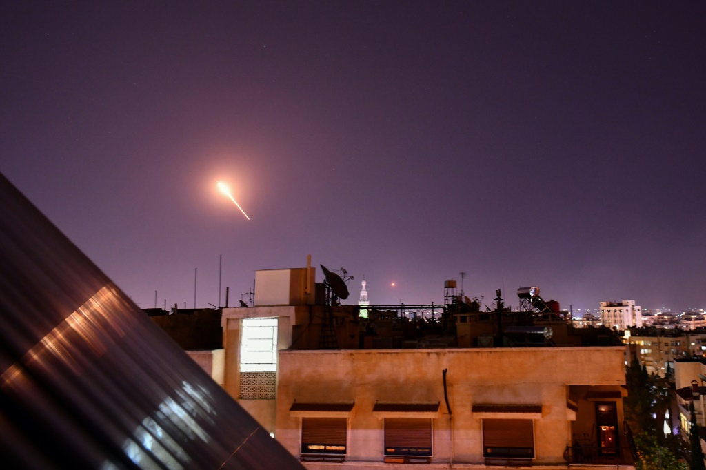 صورة نشرتها وكالة الأنباء السورية (سانا) في 27 نيسان/ابريل 2022 لسماء دمشق ليلا خلال قصف اسرائيلي بالقرب من العاصمة السورية(ا ف ب)