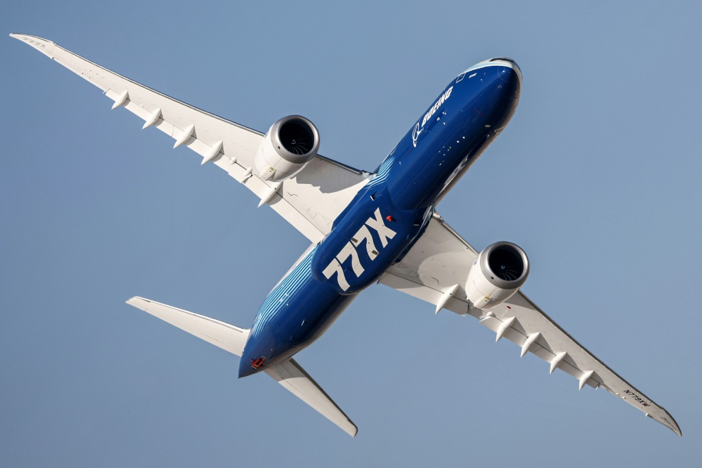    طائرة بوينغ 777 اكس في أجواء معرض دبي الجوي في 2021 (أ ف ب)