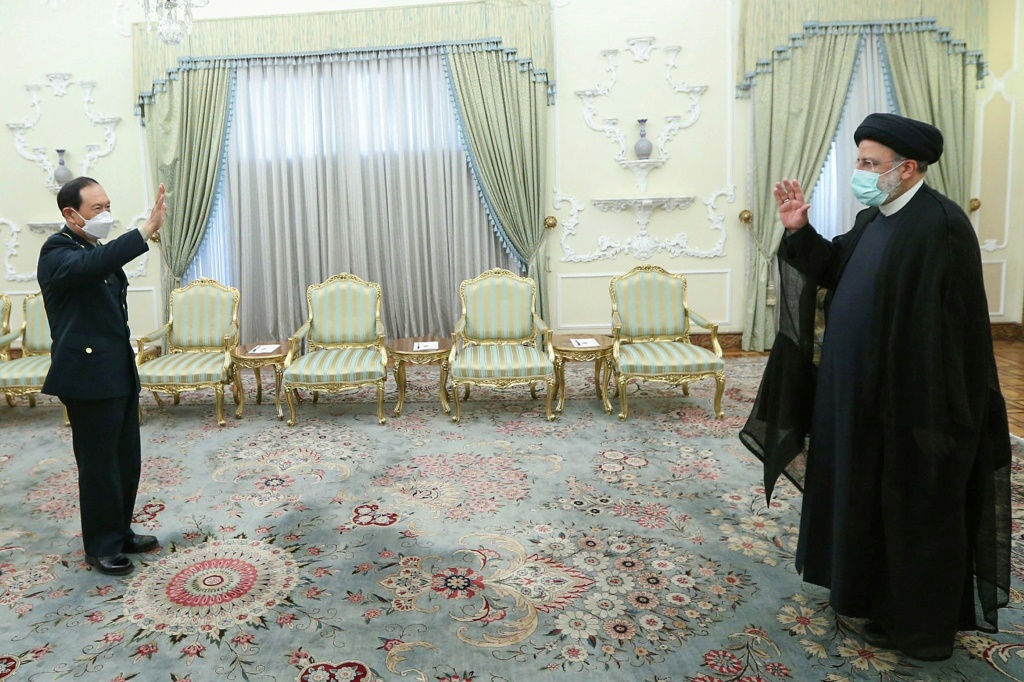 الرئيس الإيراني إبراهيم رئيسي (الى اليمين) لدى استقباله وزير الدفاع الصيني وي فنغي في طهران في 27 نيسان/أبريل 2022 (أ ف ب)