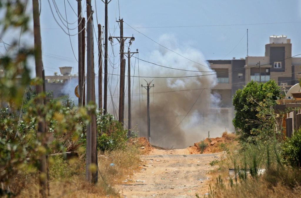 انفجار لغم أرضي خلال إزالة ألغام جنوب العاصمة الليبية طرابلس عام 2020 (أ ف ب)   
