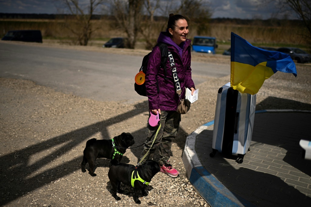 العودة إلى المنزل: لم تستطع المحامية كاترينا بولوتوفا الانتظار للعودة إلى أوديسا مع كلبيها (ا ف ب)