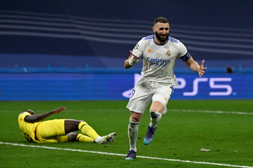 مهاجم ريال مدريد الاسباني الدول يالفرنسي كريم بنزيمة يحتفل بتسجيله الهدف الثاني في مرمى تشلسي الانكليزي (2-3) في اياب ربع نهائي مسابقة دوري ابطال اوروبا في كرة القدم في مدريد في 12 نيسان/أبريل 2022.(ا ف ب)
