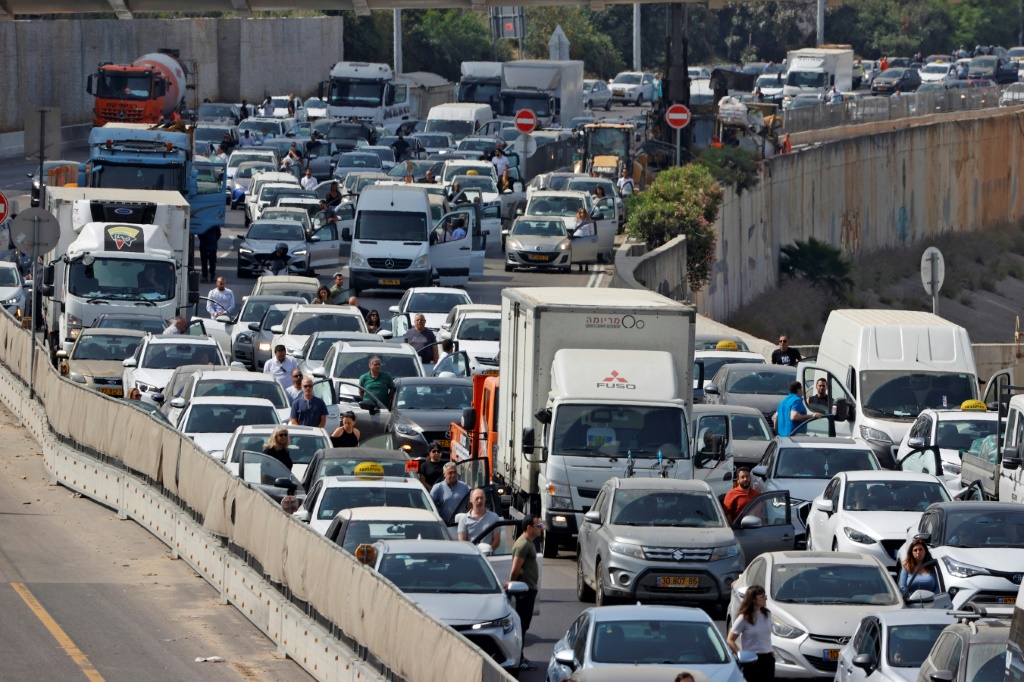 توقف حركة المرور والمشاة في مدينة تل أبيب الساحلية في إسرائيل في 28 نيسان/أبريل لمدة دقيقتين تكريما لضحايا المحرقة النازية (ا ف ب)