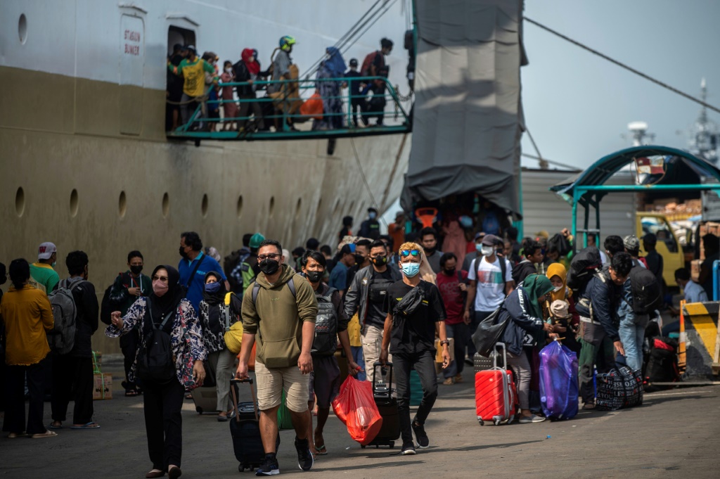 توقعت وزارة النقل الإندونيسية أن يسافر 85 مليون شخص بمناسبة العيد هذا العام مع تخفيف القيود المفروضة على تفشي الوباء (أ ف ب)