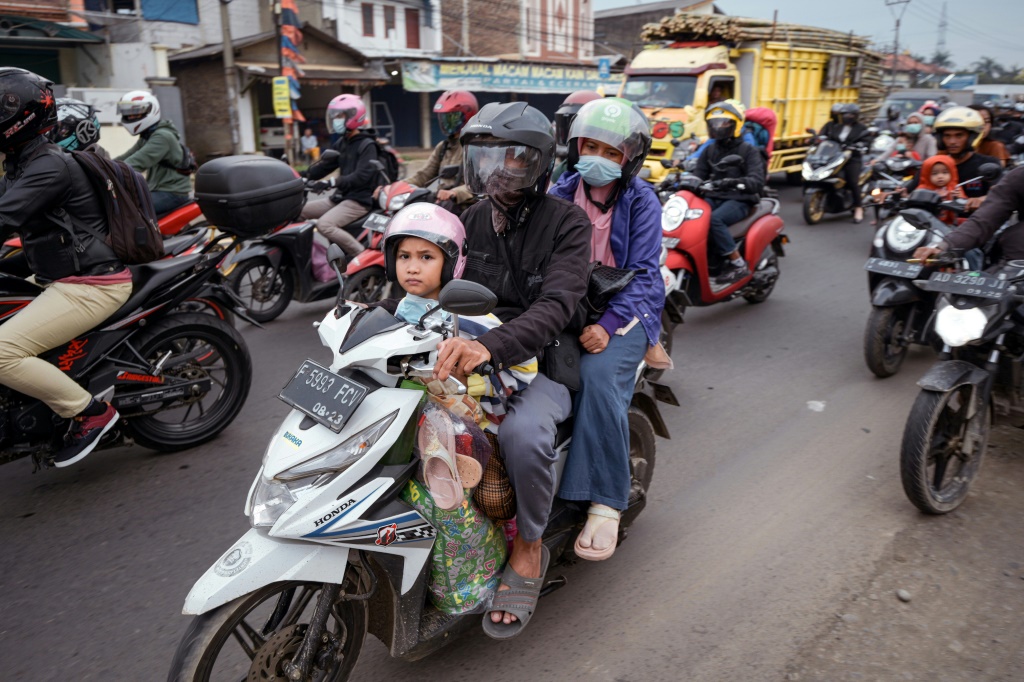 يسافر ملايين الإندونيسيين إلى مسقط رأسهم في نزوح جماعي سنوي من جاكرتا والمدن الكبرى الأخرى قبل عطلة العيد (ا ف ب)