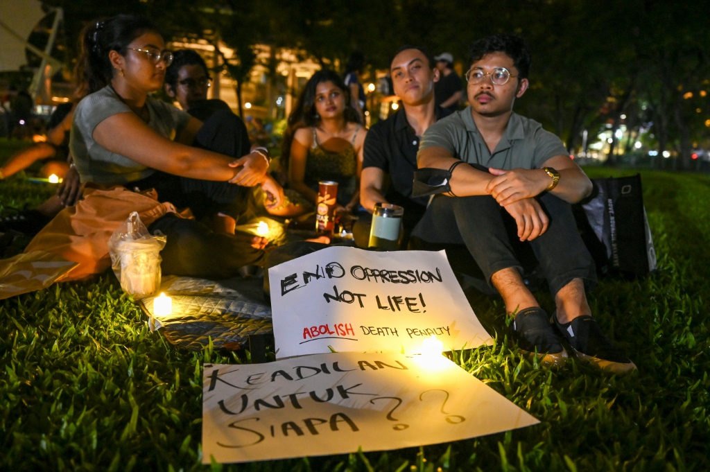 حصل رجل ماليزي كان من المقرر إعدامه في سنغافورة بتهمة تهريب المخدرات ، على إرجاء التنفيذ ، بعد يوم واحد من إعدام رجل معاق عقليا أثار احتجاجا (أ ف ب)