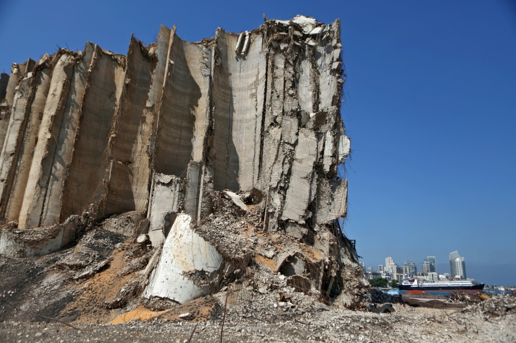 منظر جزئي يظهر صوامع الحبوب المتضررة في ميناء العاصمة اللبنانية بيروت في 13 حزيران/يونيو 2021 (أ ف ب)