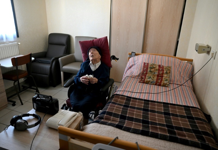 الأخت اندريه تجلس في غرفتها داخل دار الرعاية الواقع في مدينة تولون الفرنسية في 26 نيسان/أبريل 2022 (ا ف ب)