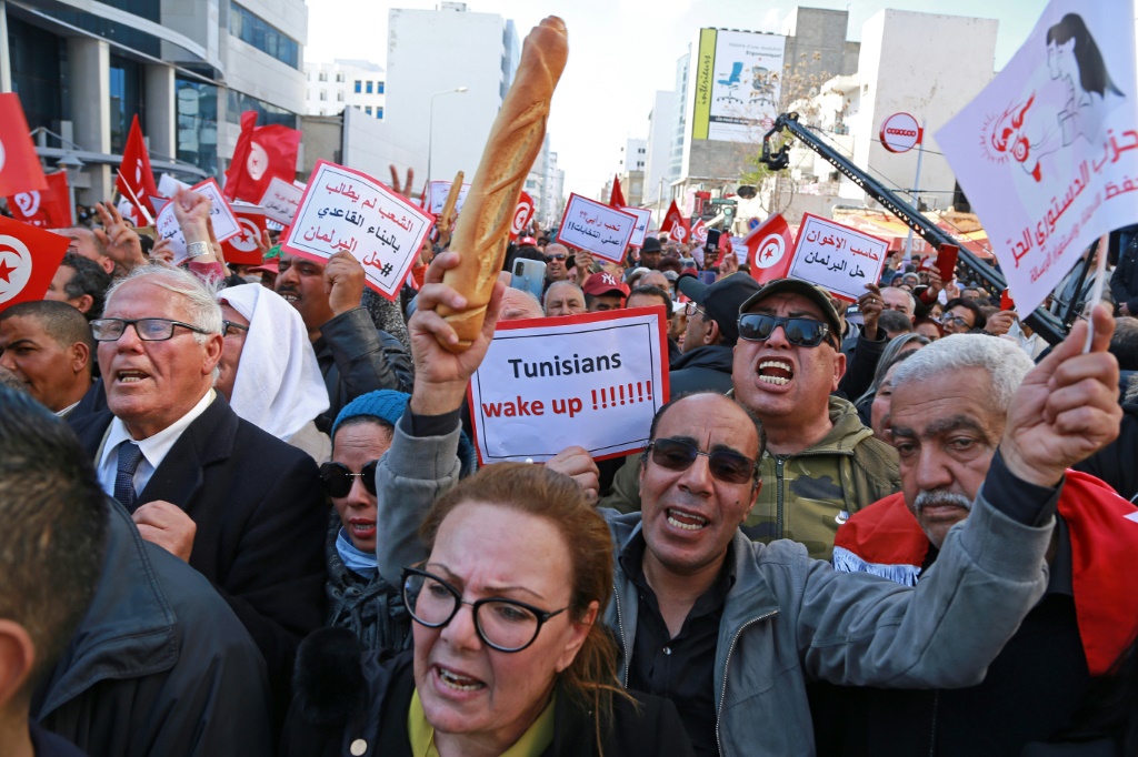 Tunisian opposition supporters take part in a rally against President Kais Saied's power grab and the economic crisis in Tunis on March 13, 2022(ا ف ب)