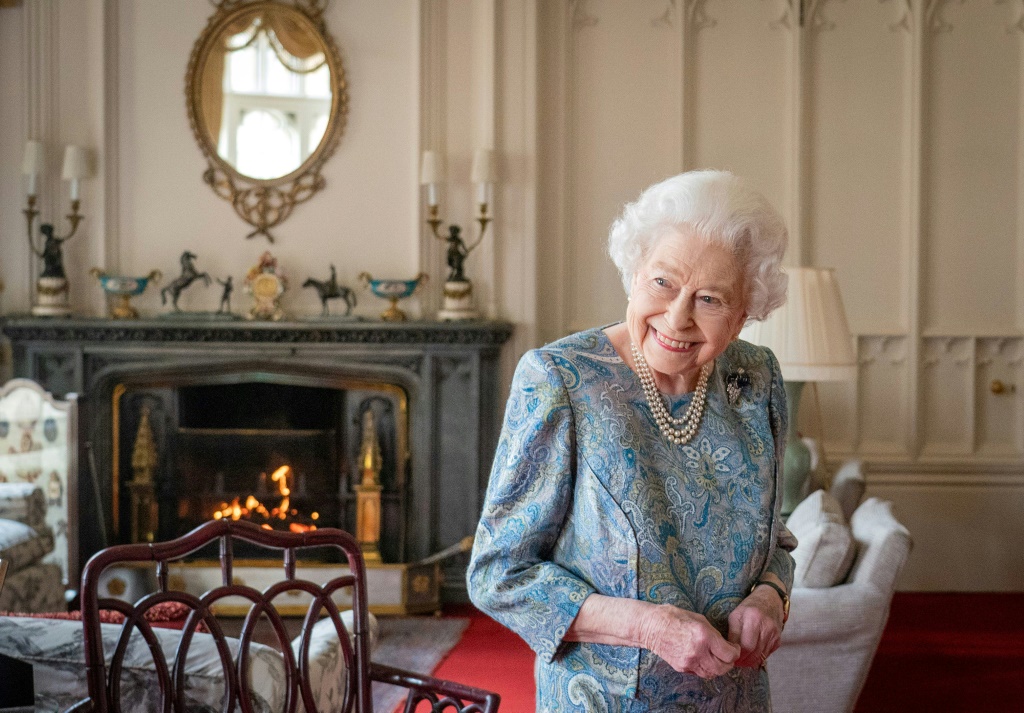 الملكة إليزابيث الثانية كما بدت خلال استقبالها الرئيس السويسري في قصر وندسور في 28 نيسان/أبريل 2022(ا ف ب)