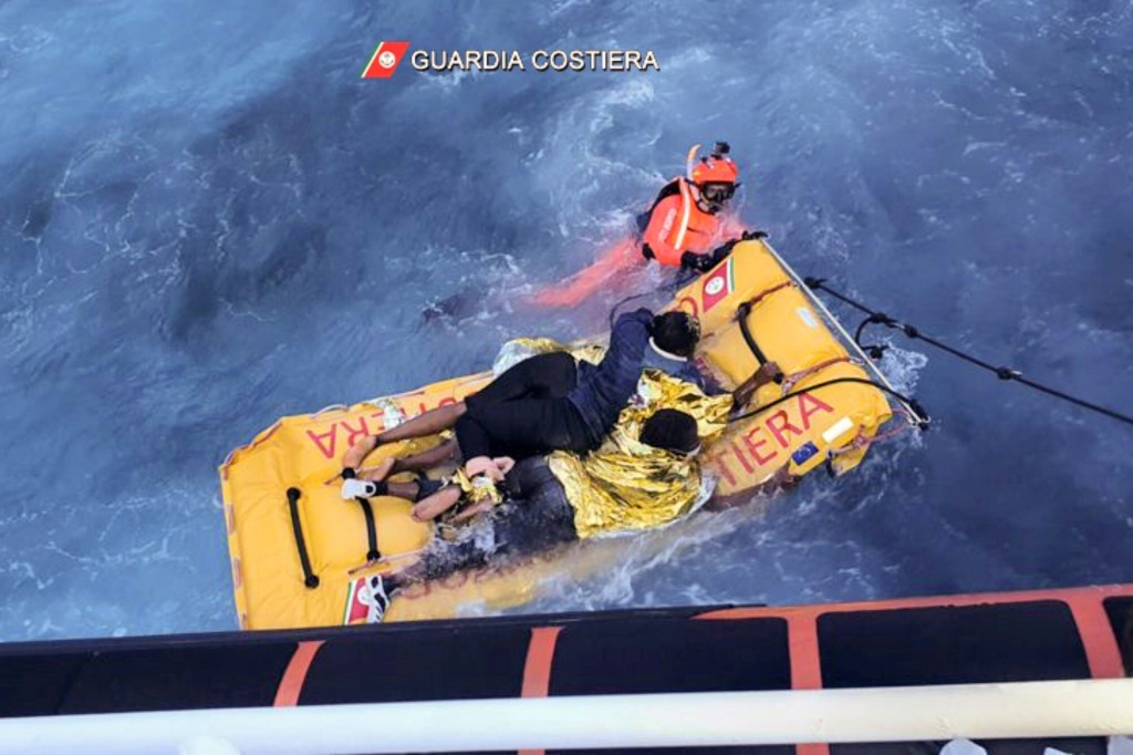 صورة التقطت ووزعها خفر السواحل الإيطالي بتاريخ 9 أيلول/سبتمبر 2021 لعمية إنقاذ مهاجرين قبالة جزيرة لامبيدوسا (ا ف ب)