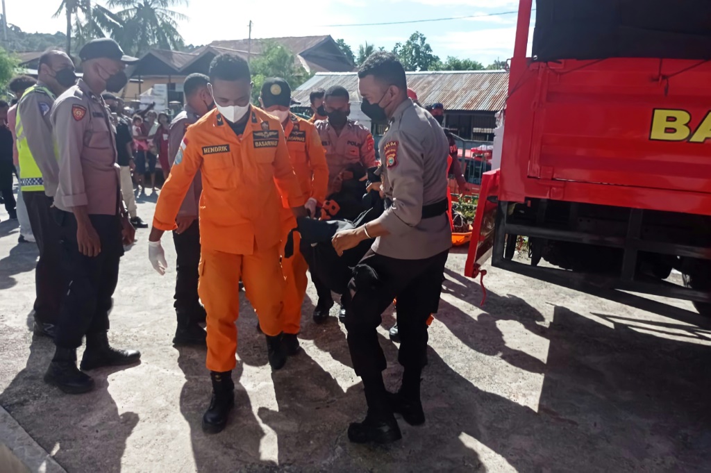 فرق انقاذ  في حوادث سابق في اندونسيا (ا ف ب)
