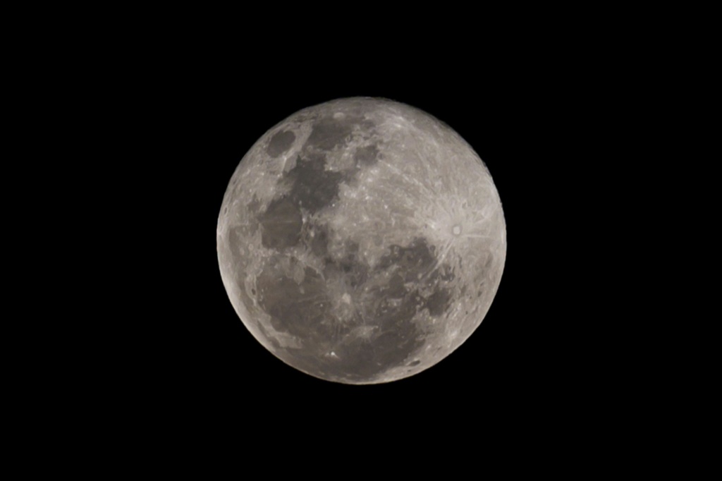 القمر كما يبدو من سماء جاكارتا في 27 نيسان/أبريل 2021 (ا ف ب)