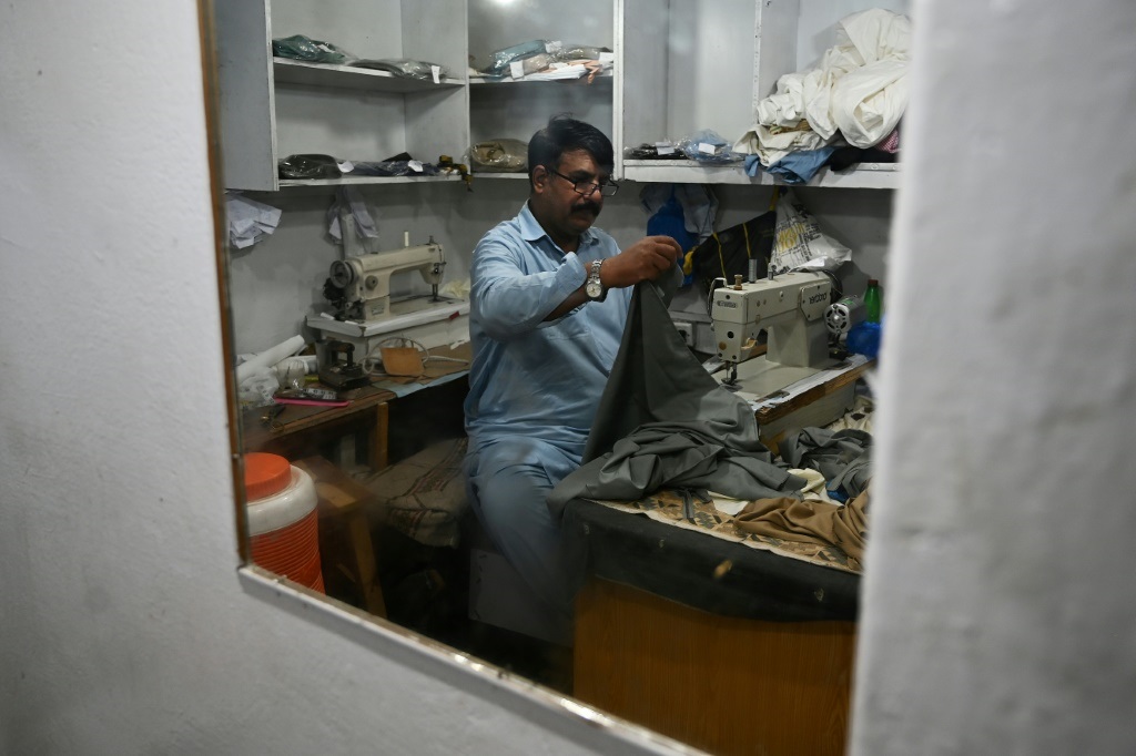 محمد رزاق صاحب رجلين مسلحين اقتحما متجره في إسلام أباد(ا ف ب)