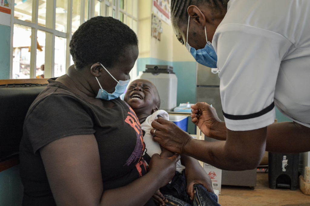 وكانت كينيا من بين أوائل البلدان التي اتبعت توصية منظمة الصحة العالمية باستخدام لقاح الملاريا الرائد للأطفال الصغار العام الماضي (ا ف ب).