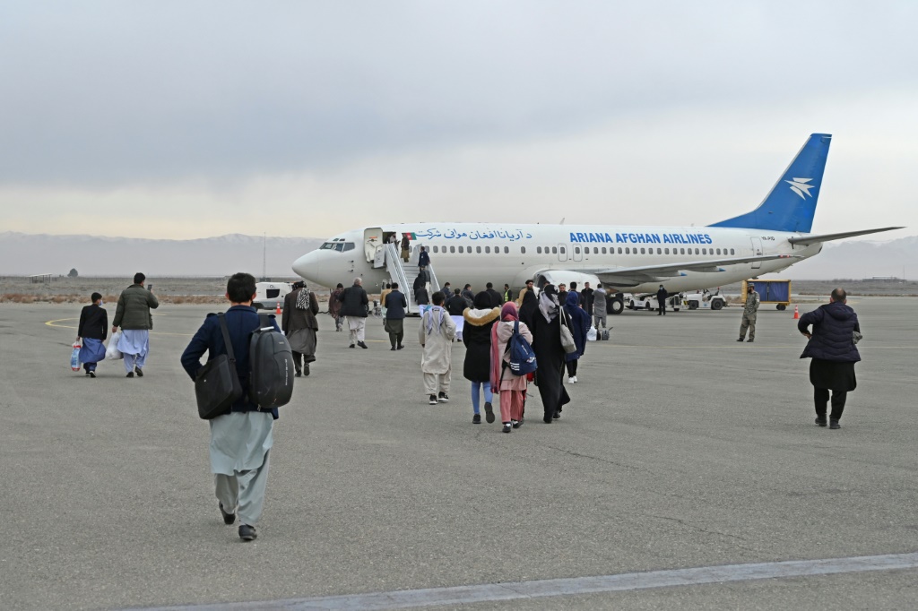 مسافرون أفغان في رحلة تجارية من مطار هرات إلى مطار كابول في شباط/فبراير (أ ف ب)   