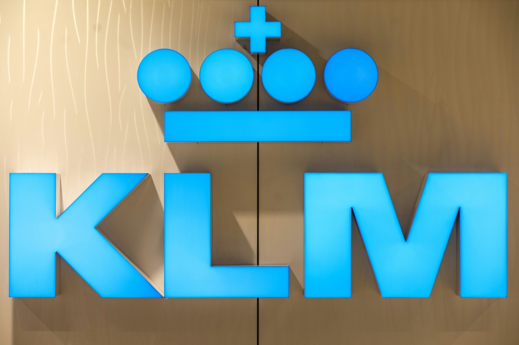 ألغت شركة الطيران الوطنية الهولندية KLM - التي تضررت بشدة من الإضراب ونقص الموظفين في الوقت الذي تكافح فيه للتعامل مع أعداد الركاب قبل فيروس كورونا - العشرات من رحلات نهاية الأسبوع في مطار شيفول (أ ف ب)
