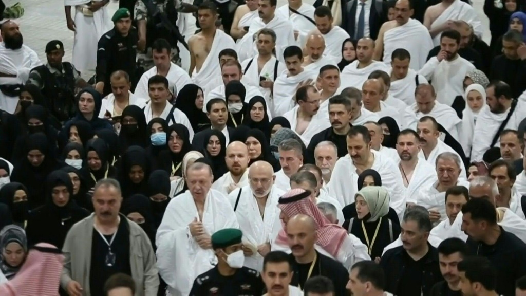 الرئيس التركي رجب طيب أردوغان يؤدي مناسك العمرة في مكة خلال زيارة للسعودية ، وهي الأولى له منذ مقتل الصحفي جمال خاشقجي في 2018 ، مما أحدث شرخا بين القوى السنية (ا ف ب)