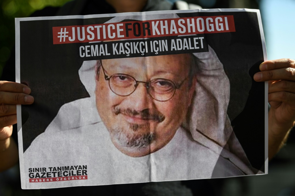 قُتل الصحفي السعودي المقتول جمال خاشقجي ، الذي يظهر هنا في ملصق يدعو إلى العدالة بعد وفاته ، داخل القنصلية السعودية في اسطنبول عام 2018 (ا ف ب)