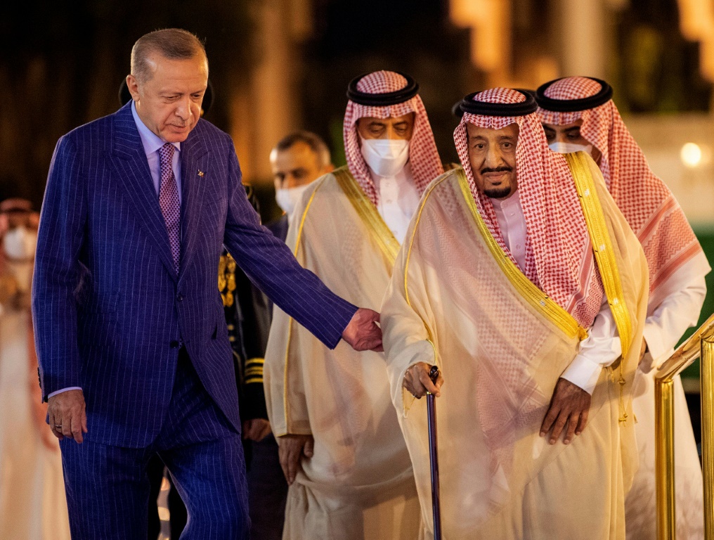 العاهل السعودي الملك سلمان في جدة يرافق الرئيس التركي رجب طيب أردوغان (إلى اليسار) ، الذي قال إنه يأمل في إطلاق "حقبة جديدة" في العلاقات الثنائية (أ ف ب)   