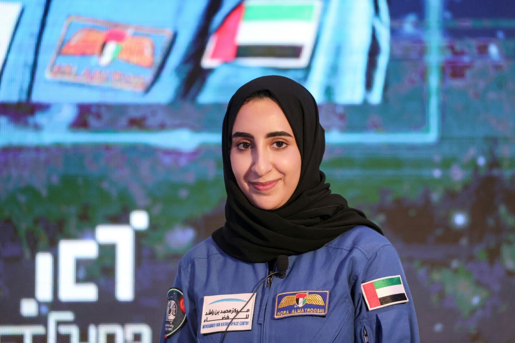 رائدة الفضاء الإماراتية نورا المطروشي في مؤتمر صحافي في دبي في 7 من تموز/يوليو 2021 (أ ف ب)