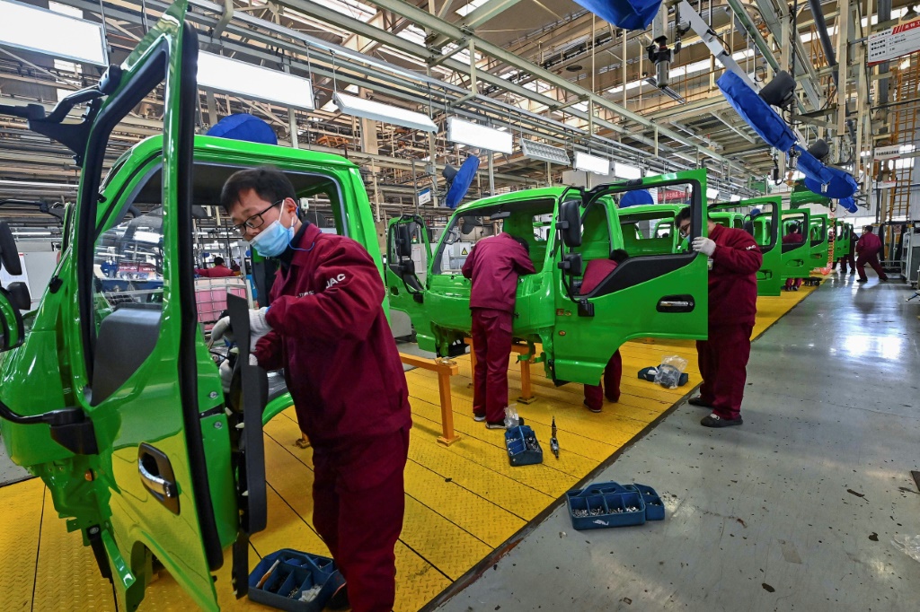 خط تجميع لشركة جيانغواي لتصنيع السيارات في قينغتشو بإقليم شاندونغ شرق الصين، في 15 آذار/مارس 2021 (ا ف ب)