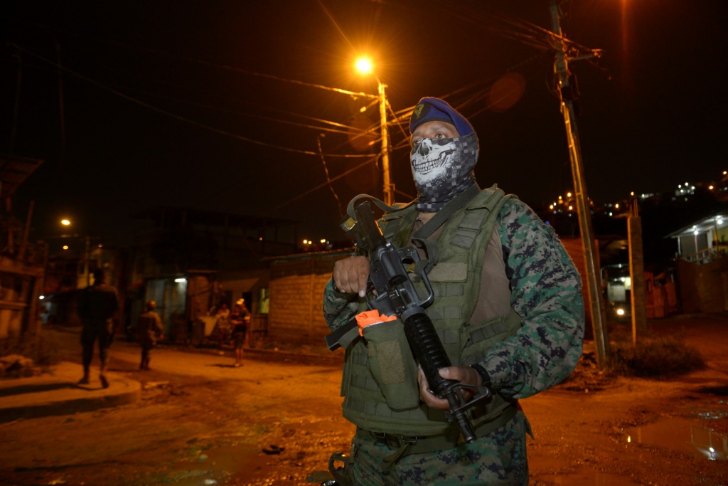 جنود يقومون بدورية في منطقة سيرو لاس كابراس بمقاطعة غواياس بالإكوادور في 30 نيسان/أبريل 2022 (ا ف ب)