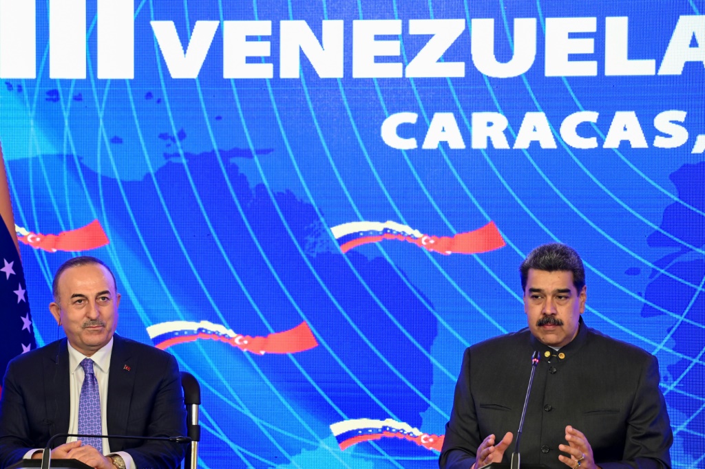 الرئيس الفنزويلي نيكولاس مادورو ووزير الخارجيّة التركي مولود تشاوش أوغلو خلال مؤتمر صحافي بكراكاس في 29 نيسان/أبريل 2022 (مادورو يدعو تركيا إلى زيادة الاستثمارات في بلاده (ا ف ب)