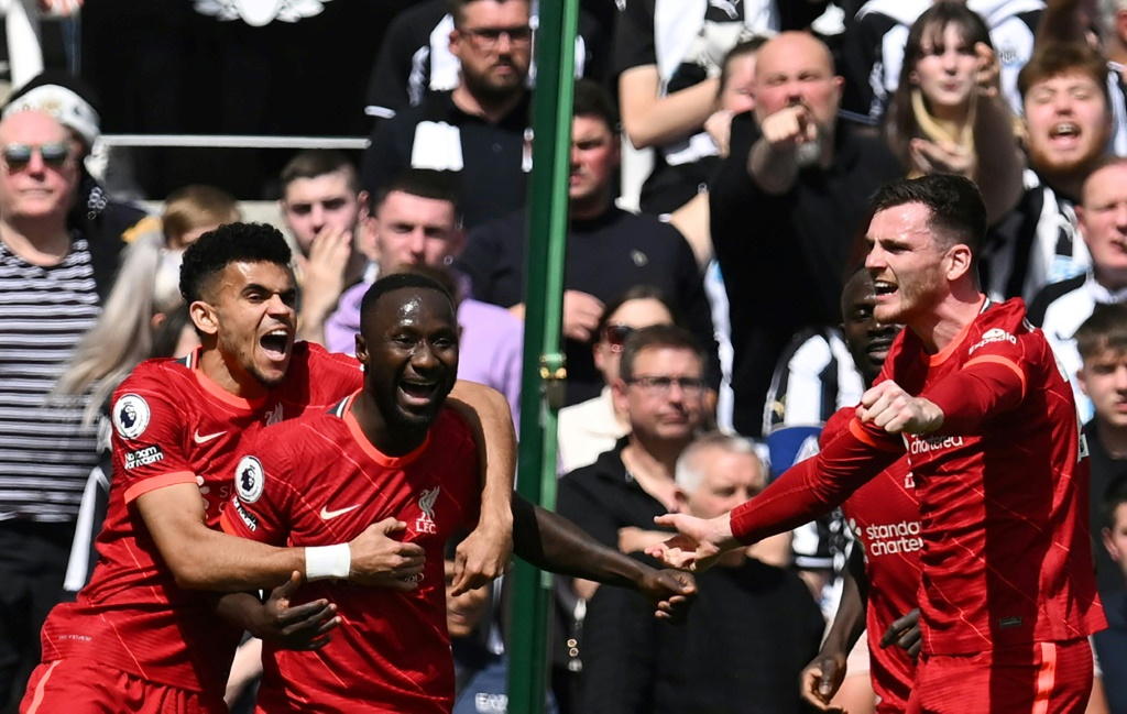 لاعب وسط ليفربول الدولي الغيني نابي كيتا (وسط) يحتفل بتسجيله هدف الفوز في مرمى نيوكاسل (1-صفر) في الدوري الانكليزي في 30 نيسان/أبريل 2022.(ا ف ب)