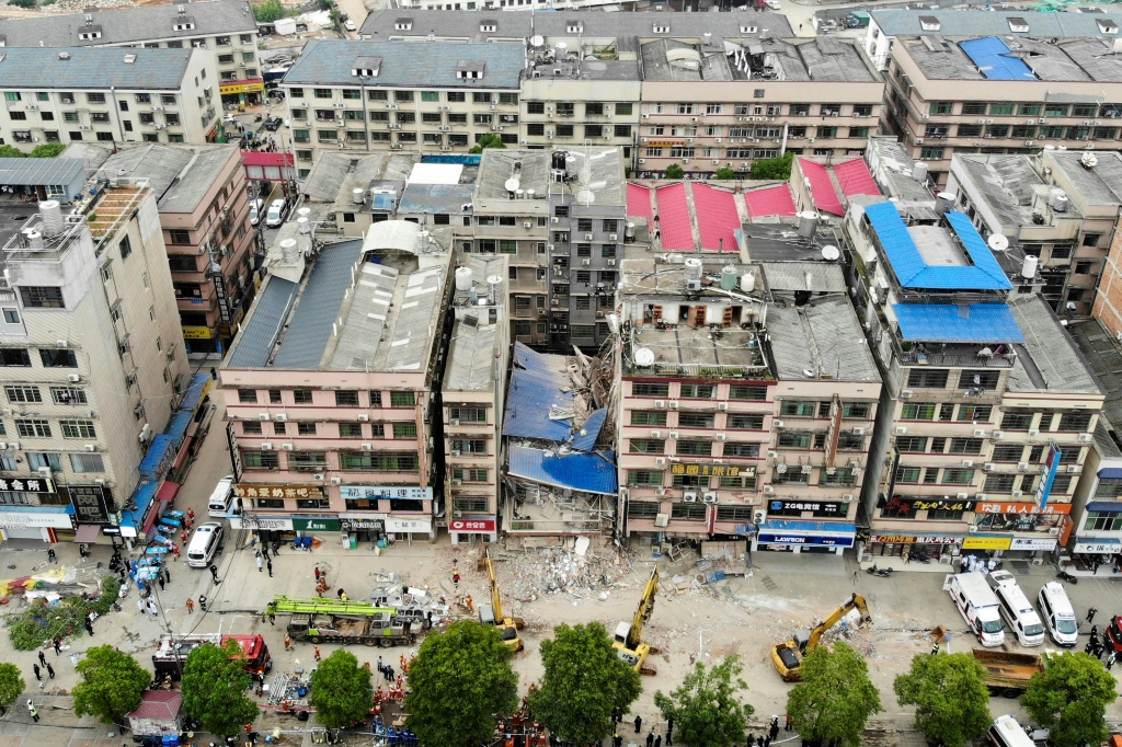 لقطة جوية تظهر المبنى المنهار في شانغشا في 29 نيسان/أبريل 2022(ا ف ب)