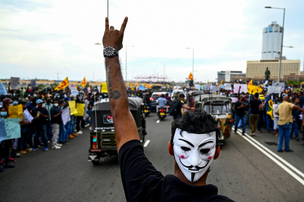متظاهرون ضد الرئيس السريلانكي في العاصمة كولومبو في 09 نيسان/ابريل 2022(ا ف ب)