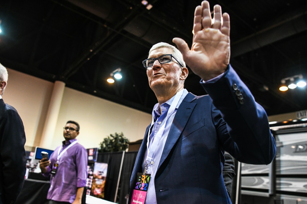 الرئيس التنفيذي لشركة Apple ، تيم كوك ، يصل إلى اجتماع مساهمي Berkshire Hathaway في أوماها ، نبراسكا في 30 أبريل 2022 ؛ كان واحداً من آلاف المساهمين الذين تجمعوا للاستماع إلى خبير الاستثمار وارين بافيت (أ ف ب)