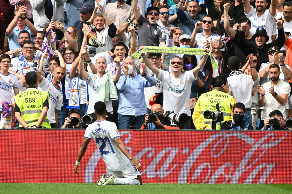 البرازيلي رودريغو يحتفل بهدفه ضد إسبانيول على ملعب "سانتياغو برنابيو" في الدوري الاسباني لكرة القدم في 30 نيسان/ابريل 2022 (ا ف ب)