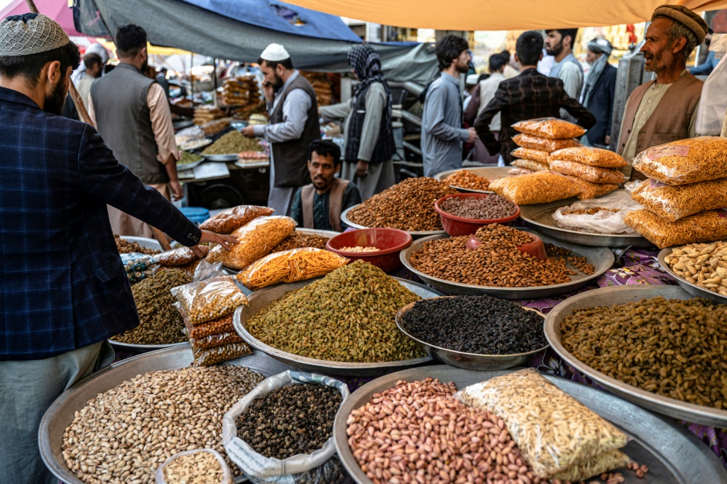 الناس يتسوقون في أحد الأسواق في كابول يوم السبت (أ ف ب)