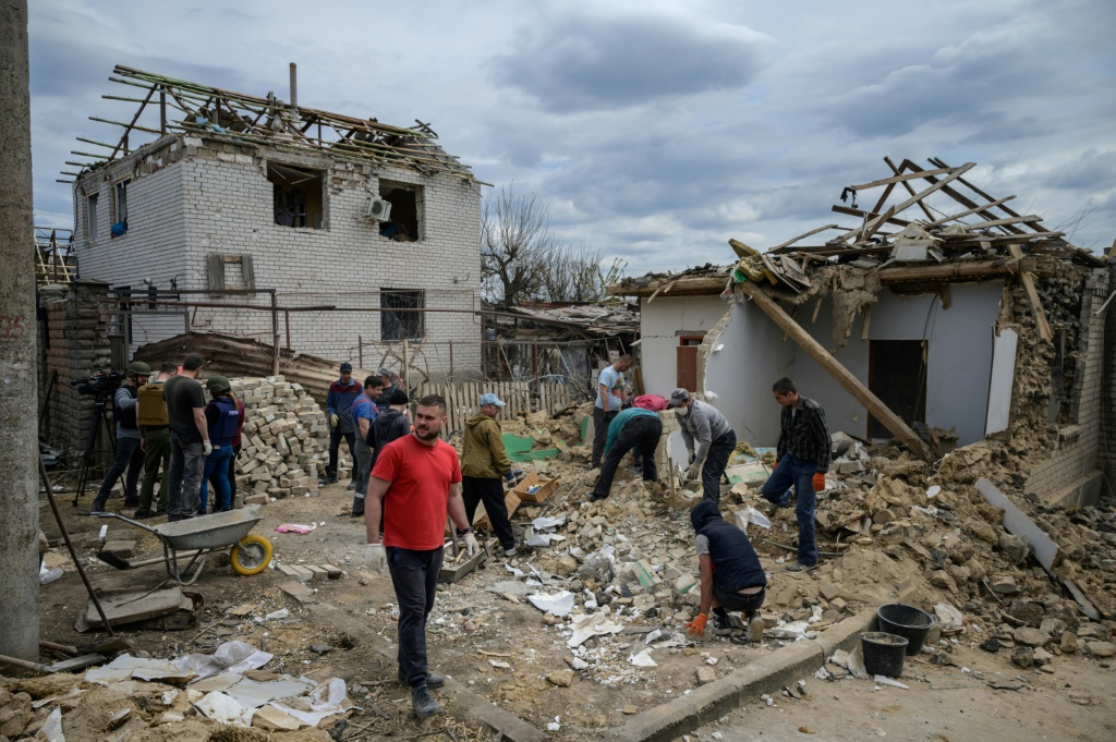 سكان يتفقدون منازلهم التي قصفت في بلدة زابوريجيا في أوكرانيا في 29 نيسان/ابريل 2022 (أ ف ب)