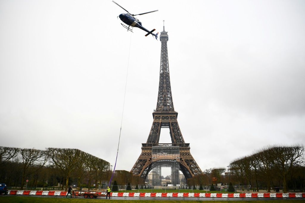 إقامة هوائي بث إذاعي على قمة برج إيفل قي باريس في 15 آذار/مارس 2022 (أ ف ب)