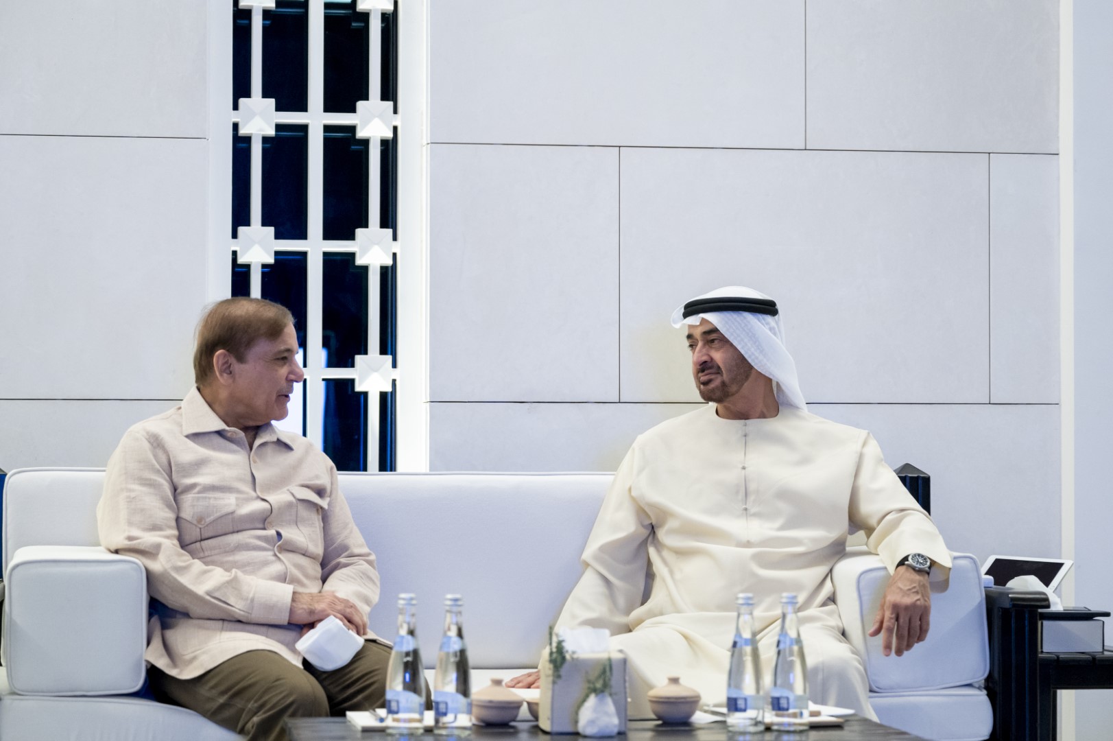  الشيخ محمد بن زايد آل نهيان وشهباز شريف رئيس وزراء جمهورية باكستان الإسلامية (وام)