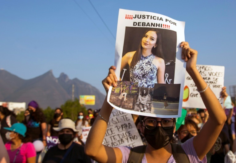 صورة الشابة ديبانيي إسكوبار مرفوعة خلال أحد الاحتجاجات في مونتيري المكسيكية في 22 نيسان/أبريل 2022 (ا ف ب)