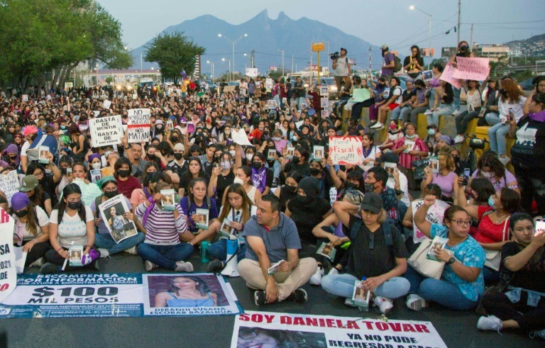 مظاهرات في مونتيري المكسيكة للمطالبة بالعدالة لديبانيي في 22 نيسان/أبريل 2022 (ا ف ب)