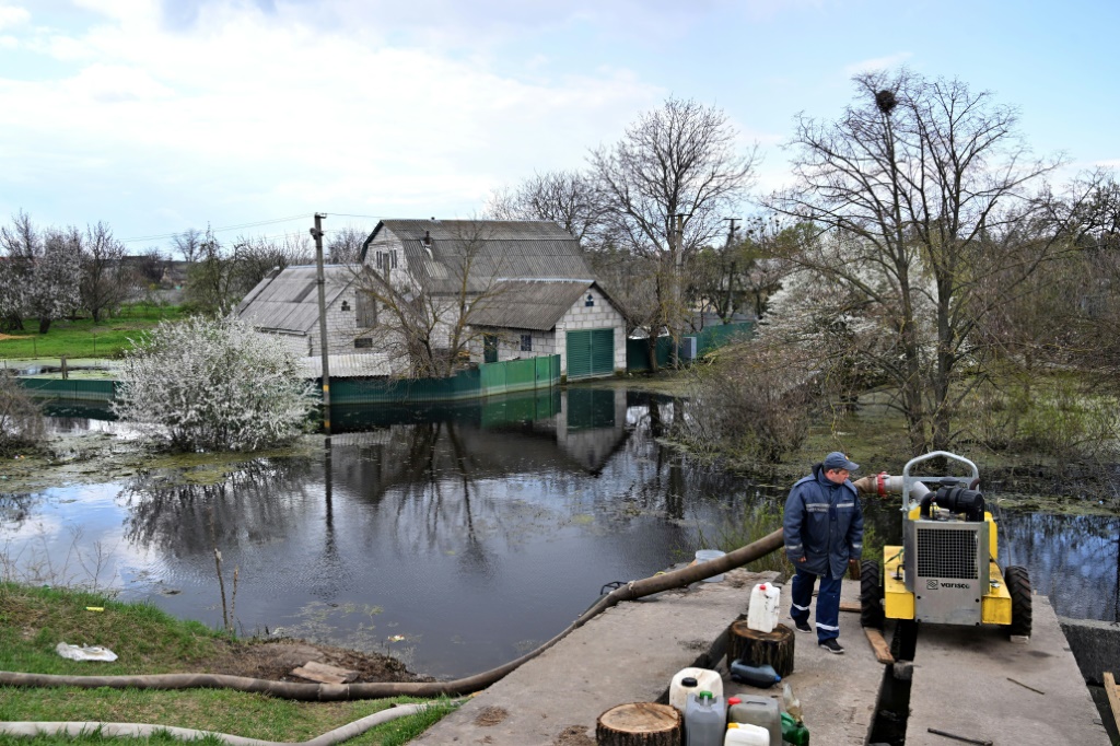    منزل تغمره المياه في ديميديفكا بشمال العاصمة الأوكرانية كييف في 30 نيسان/ابريل 2022 (ا ف ب)
