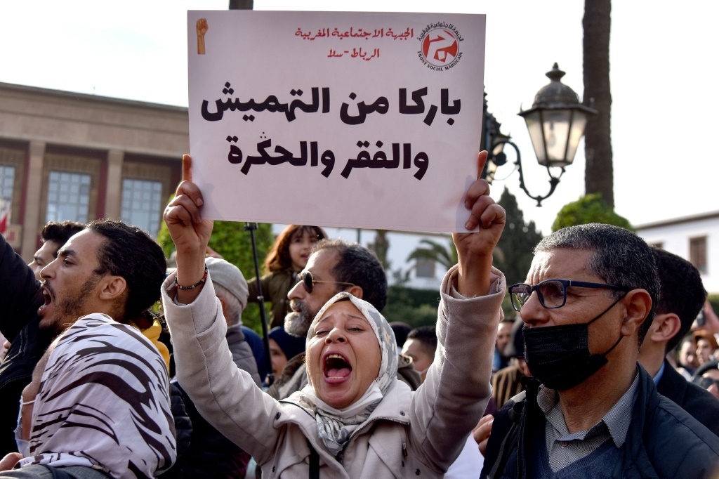 صورة من تظاهرة احتجاجا على ارتفاع الأسعار أمام مبنى البرلمان المغربي في العاصمة الرباط بتاريخ 20 شباط/فبراير 2022 (ا ف ب)