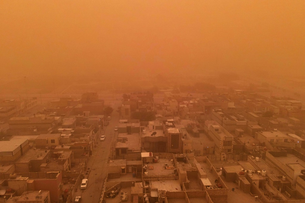 صورة ملتقطة من الجو بطائرة مسيرة لمدينة النجف في جنوب العراق خلال عاصفة رملية في الأول من أيار/مايو 2022 (أ ف ب)