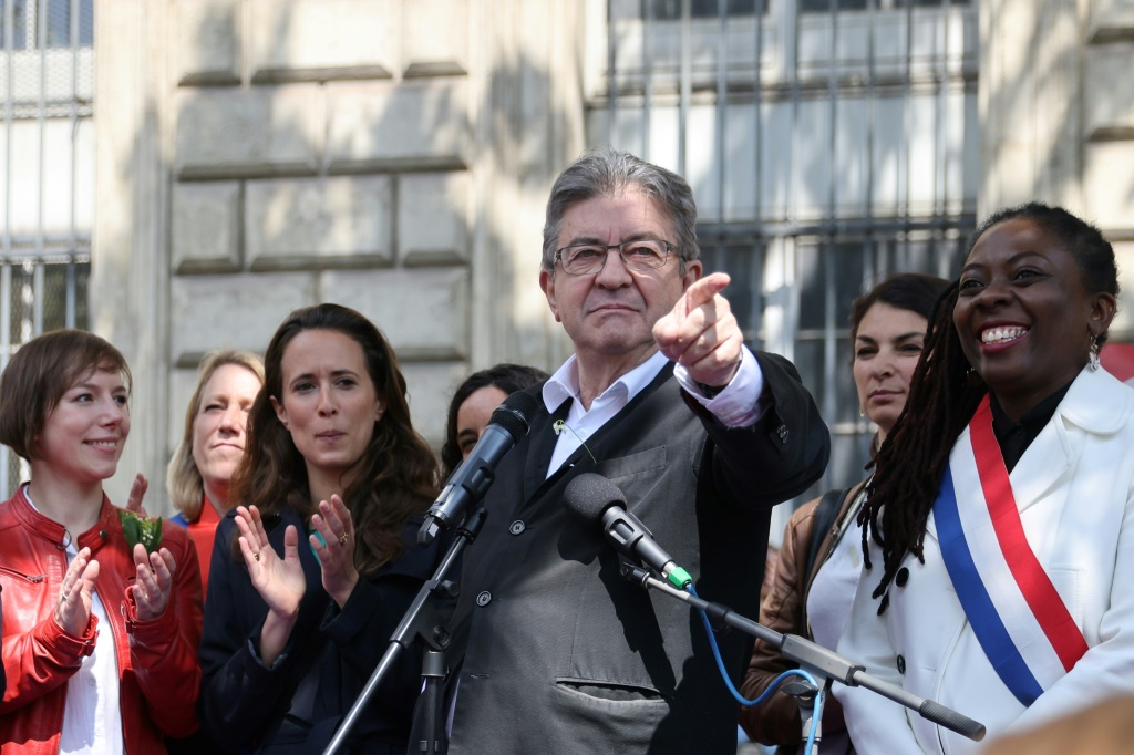 جان -لوك ميلانشون خلال تظاهرة بمناسبة عيد العمال في الأول من أيار/مايو في باريس (ا ف ب)