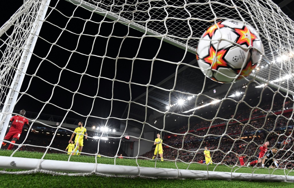 السنغالي ساديو مانيه مسجلاً الهدف الثالث لليفربول الإنكليزي في مرمى فياريال الإسباني بإياب نصف نهائي دوري أبطال أوروبا لكرة القدم في 27 نيسان/أبريل 2022 (ا ف ب)