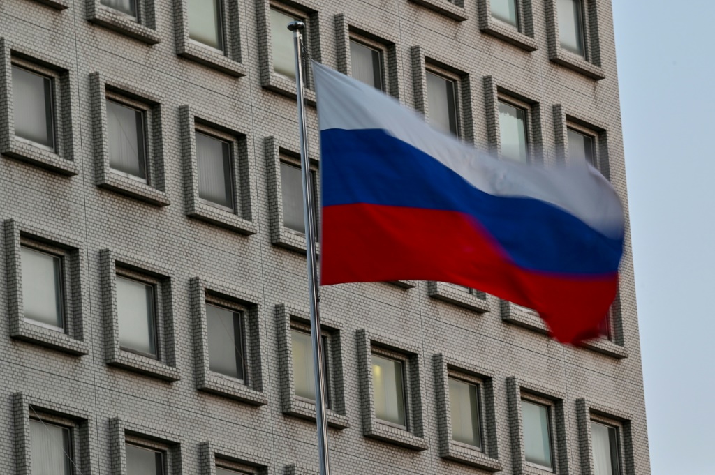  العلم الروسي يرفرف أمام السفارة الروسية لدى طوكيو في 8 نيسان/أبريل 2022 (ا ف ب)