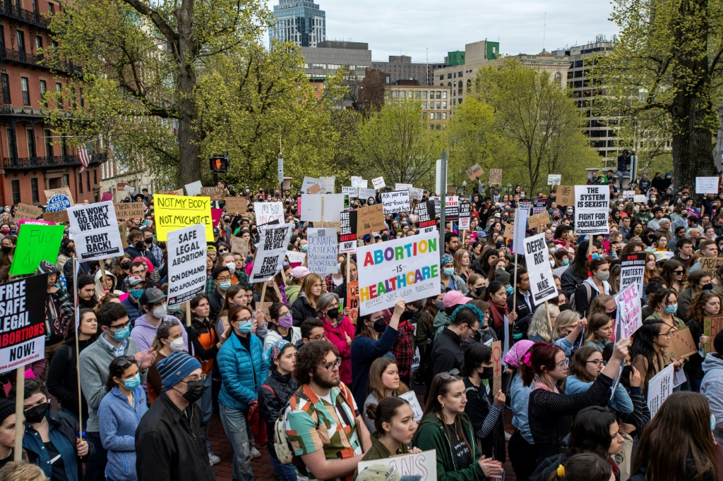 تظاهرات مؤيدة للحق في الإجهاض في بوسطن في 3 أيار/مايو 2022 (ا ف ب)