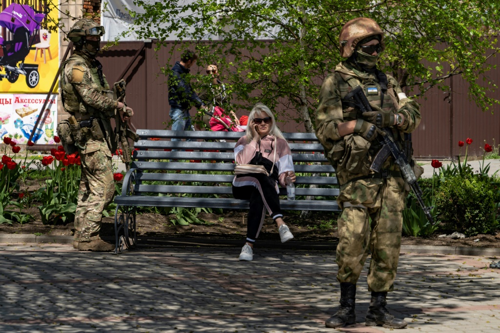 صورة التقطت خلال جولة إعلامية نظمها الجيش الروسي تظهر جنودا روسا روسيا في أحد شوارع بيرديانسك، في 30 نيسان/أبريل 2022   (ا ف ب)