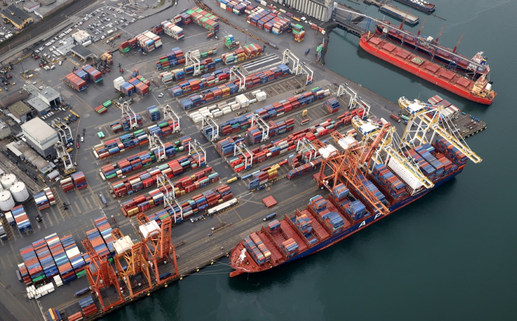 سفينة حاويات ترسو في ميناء فانكوفر في نوفمبر 2021. ارتفعت تجارة كندا مع الولايات المتحدة والصين بشكل ملحوظ في مارس (أ ف ب)