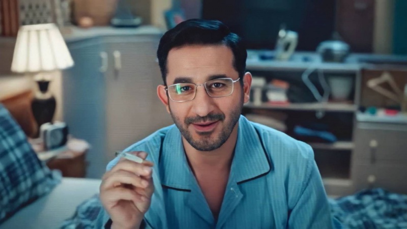 تقوم فكرة الفيلم حول طبيب يخترع “كبسولة” تعيد النشاط للإنسان، ويقوم أحمد حلمي بتجريبها على نفسه كي يتخلص من خموله (لقطة من الفيلم)
